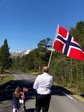 En stor og en liten flaggbærer i front i folketoget i Øversjødalen